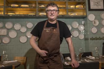 El chef Andoni Luis Aduriz recibe la medalla de oro del Círculo de Bellas Artes