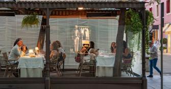 Los españoles adelantan la hora de la cena en la reserva de los restaurantes